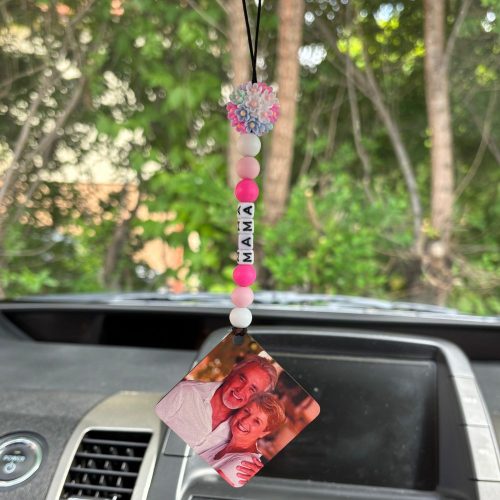 Visszapillantóra akasztható lógó - egyedi felirattal (rózsaszín)