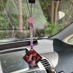   Visszapillantóra akasztható lógó - egyedi felirattal (lila)