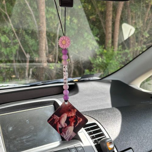 Visszapillantóra akasztható lógó - egyedi felirattal (lila)