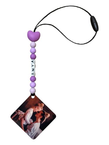 Visszapillantóra akasztható lógó - egyedi felirattal (lila)