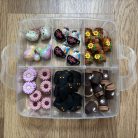 Visszapillantóra akasztható lógó - egyedi felirattal (lila)