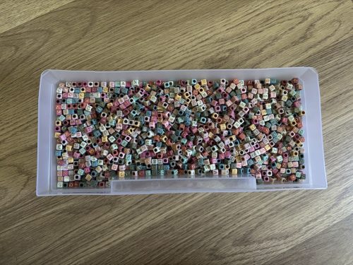 Visszapillantóra akasztható lógó - egyedi felirattal (lila)