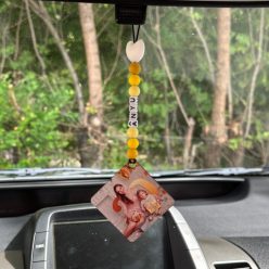   Visszapillantóra akasztható lógó - egyedi felirattal (sárga)